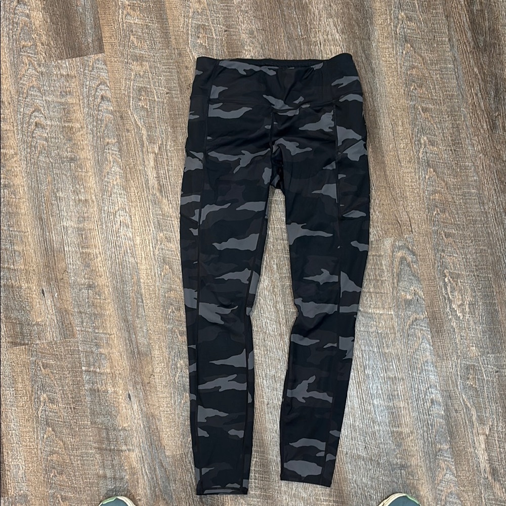 Athleta medium tall leggings with zipper pockets